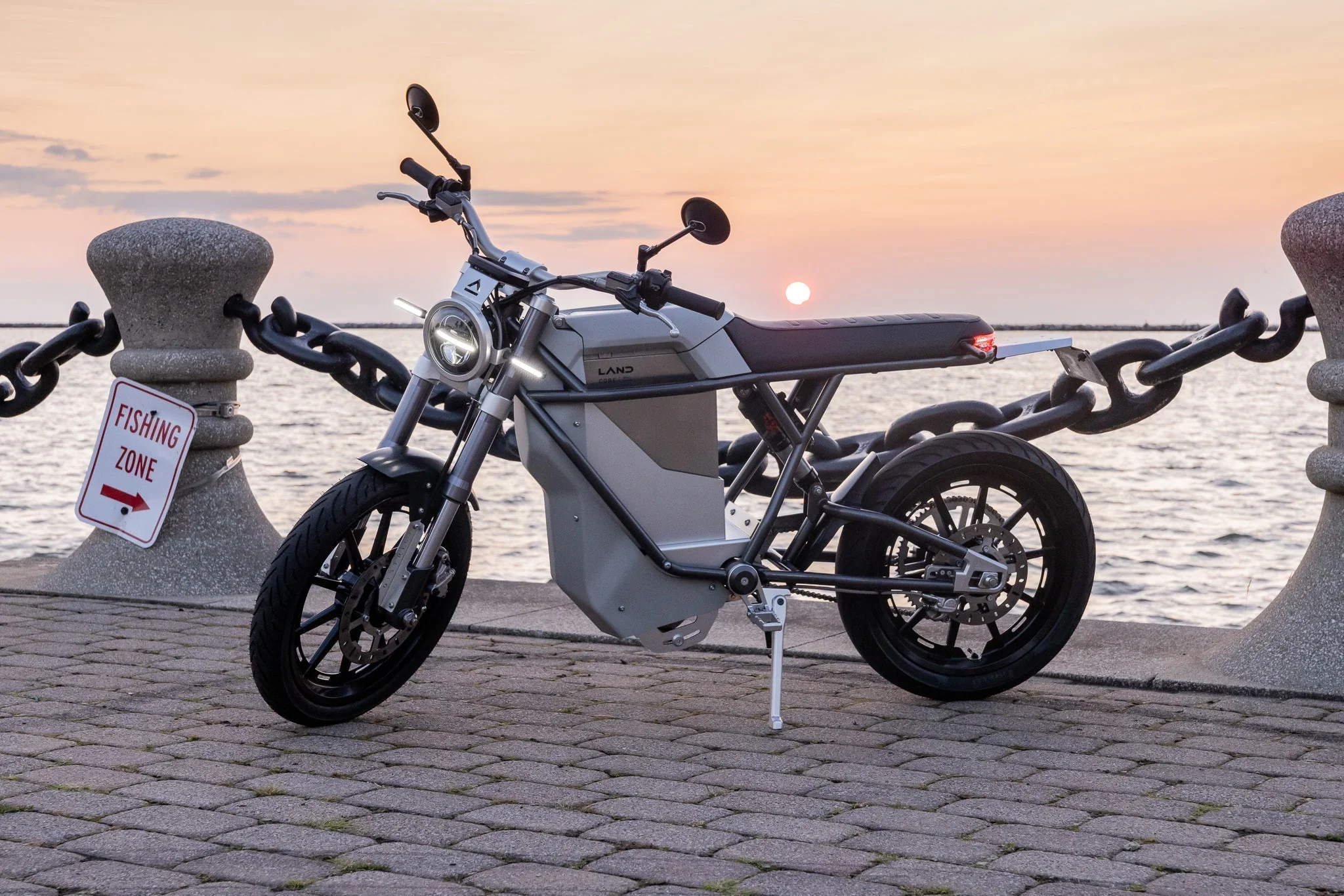 LAND District Street Motorcycle - Image 5