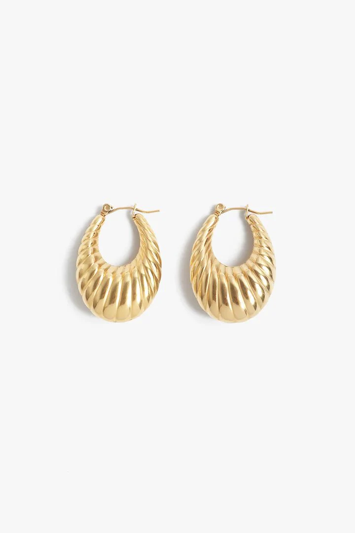 Halle Hoops