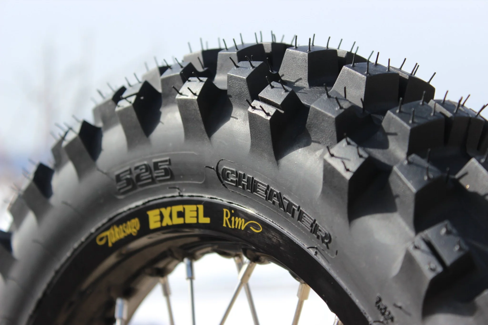 Shinko R525 Hybrid Cheater Gummy Tire - Image 2